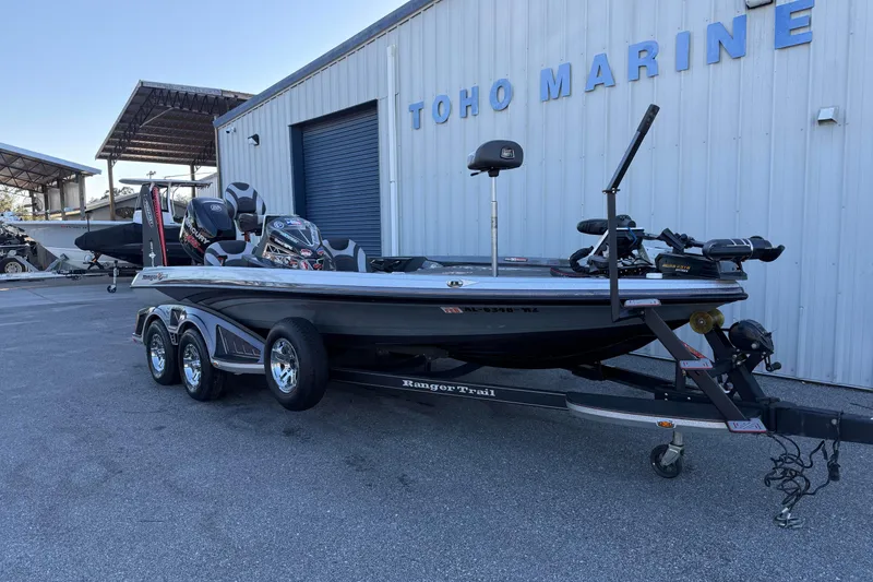 Slide: The Image of 2018 Ranger Z520L boat on trailer, side view with metallic finish. - 8