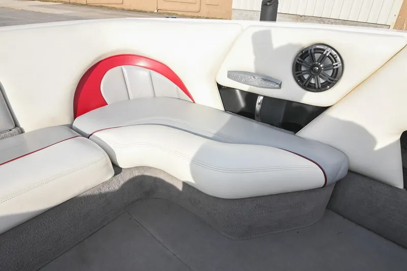 Slide: The Image of 2004 Malibu Wakesetter 23 XTi interior with white and red seating, speaker detail. - 16