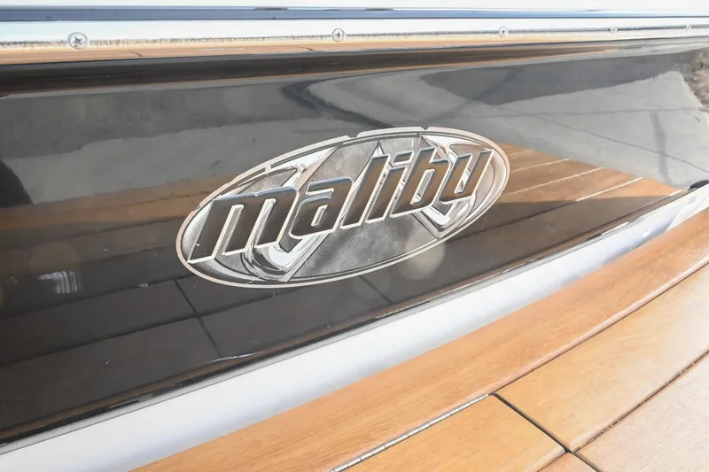 Slide: The Image of 2004 Malibu Wakesetter 23 XTi logo on boat's wooden deck. - 8