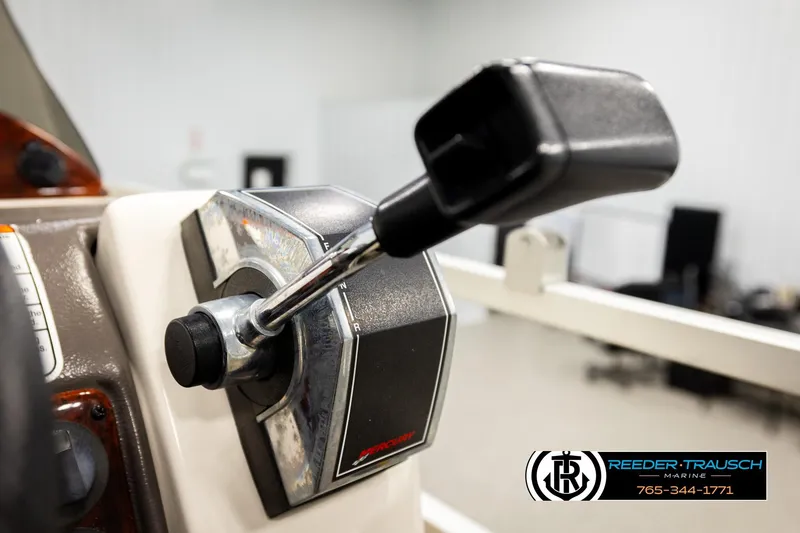 Slide: The Image of Close-up of 2006 Sun Tracker Party Barge 22 Regency Edition throttle control. - 34