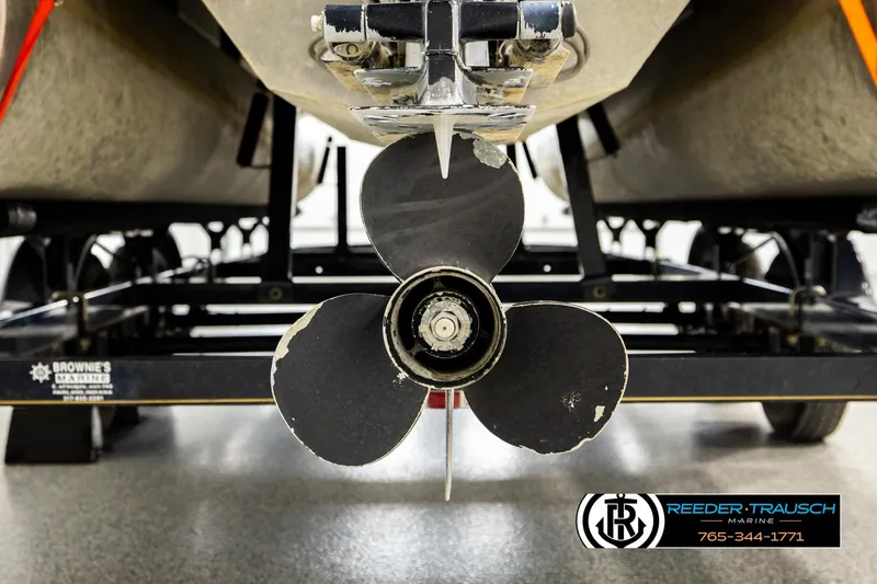 Slide: The Image of Propeller of 2006 Sun Tracker Party Barge 22 Regency Edition on trailer. - 43