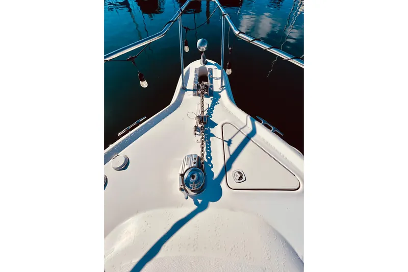 Slide: The Image of Bow view of 1999 Sea Ray Sundancer 330 yacht with anchor chain and railing. - 8