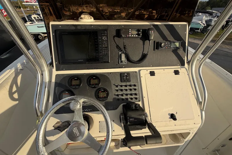 Slide: The Image of 2003 Hydra-Sports Vector 2600 CC boat for sale at dealership, sunny day. - 17