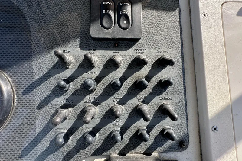 Slide: The Image of VHF marine radio on 2003 Hydra-Sports Vector 2600 CC boat dashboard. - 27