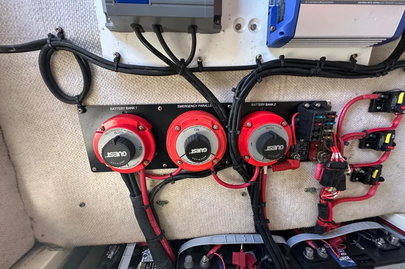 Slide: The Image of Marine battery charger setup on a 2003 Hydra-Sports Vector 2600 CC boat. - 40