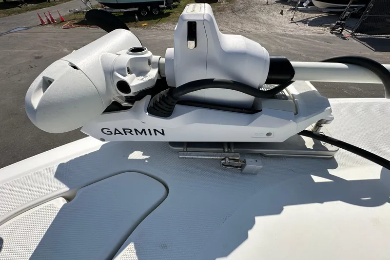 Slide: The Image of 2003 Hydra-Sports Vector 2600 CC boat interior with seating and trolling motor. - 61