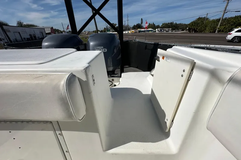Slide: The Image of Twin Yamaha 200 engines on a 2003 Hydra-Sports Vector 2600 CC boat. - 84