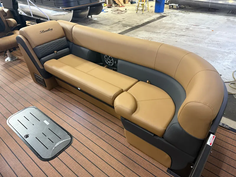 Slide: The Image of Bentley Pontoons Elite 300HP 253 Admiral Quad Lounge Tritoon 2026 - 10