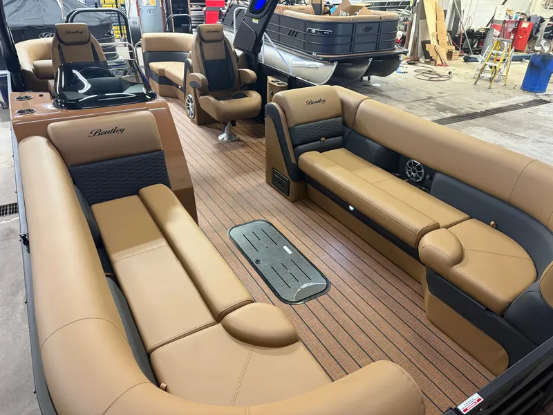 Slide: The Image of Bentley Pontoons Elite 300HP 253 Admiral Quad Lounge Tritoon 2026 - 31
