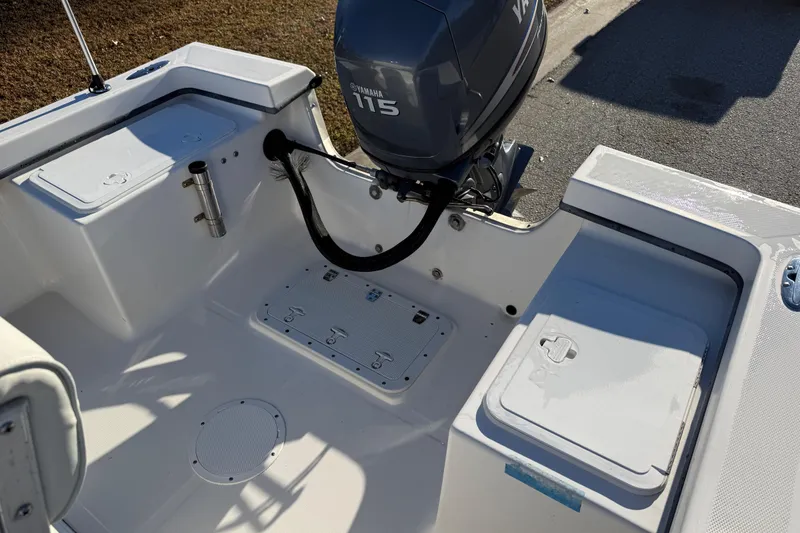 Slide: The Image of 2010 Maycraft 1900 boat with Yamaha 115 outboard motor, clean deck view. - 8
