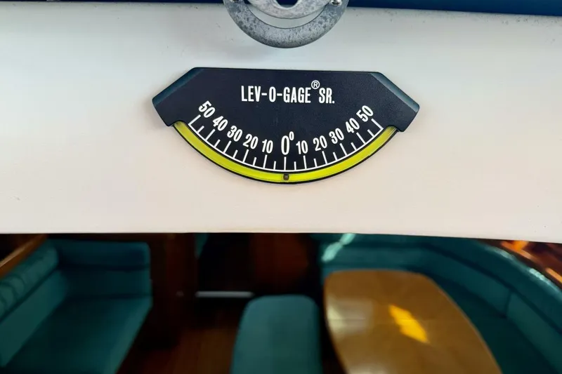 Slide: The Image of Incline gauge on 2000 Beneteau Oceanis 461 yacht interior, showing level measurement. - 64