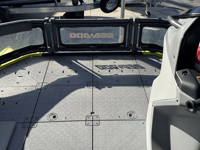 Slide: The Image of Sea-Doo Switch® Sport Compact - 170 hp Galvanized 2024 - 13