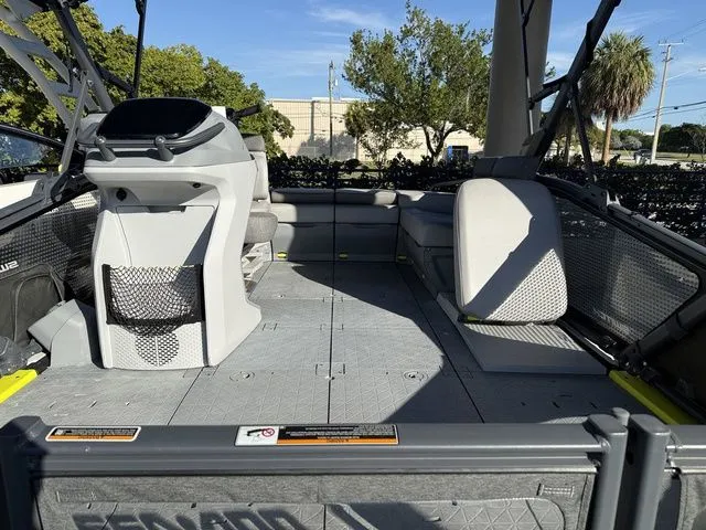 Slide: The Image of Sea-Doo Switch® Sport Compact - 170 hp Galvanized 2024 - 5