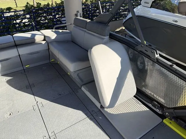 Slide: The Image of Sea-Doo Switch® Sport Compact - 170 hp Galvanized 2024 - 6