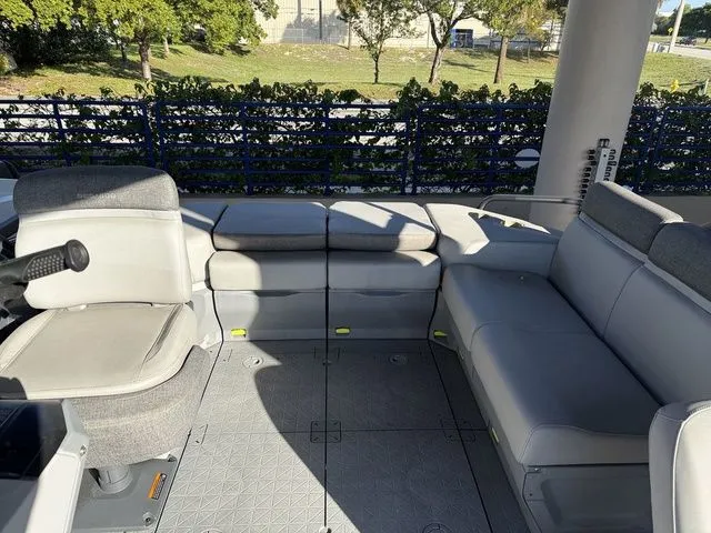 Slide: The Image of Sea-Doo Switch® Sport Compact - 170 hp Galvanized 2024 - 7