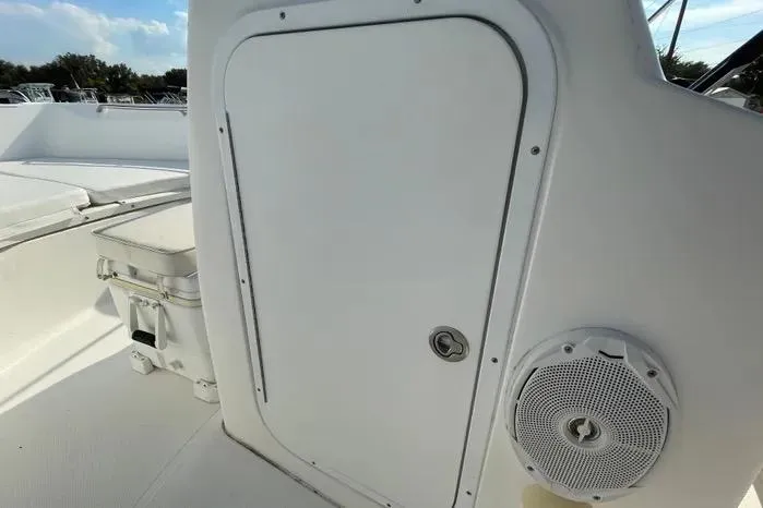 Slide: The Image of 2004 Kenner Fishmaster Travis Edition 220 boat wiring and electrical components. - 32