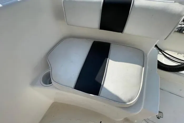 Slide: The Image of Battery switch in a 2004 Kenner Fishmaster Travis Edition 220 boat. - 58