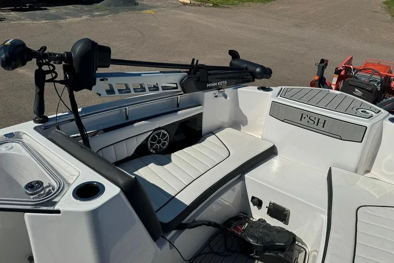 Slide: The Image of 2023 Yamaha Boats 255 FSH Sport E interior with Minn Kota trolling motor. - 11