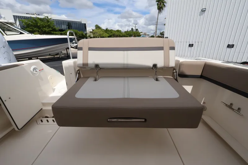 Slide: The Image of The 2026 Boston Whaler 240 Vantage features a foldable bench seat in the rear area. - 7