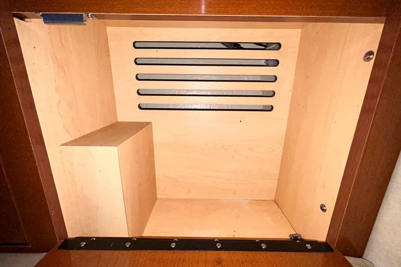 Slide: The Image of Interior storage compartment of 2012 Sea Ray Sundancer 310 boat. - 154