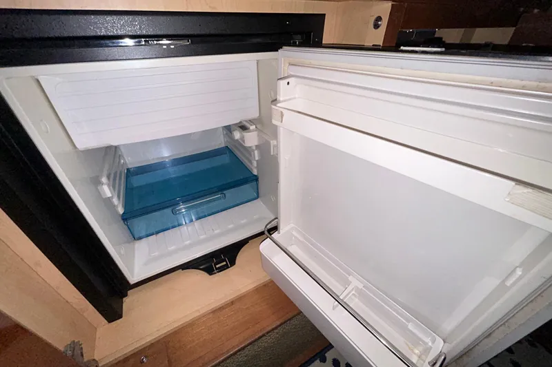 Slide: The Image of Kohler generator label on 2012 Sea Ray Sundancer 310, model 5EKD, gasoline-powered. - 201