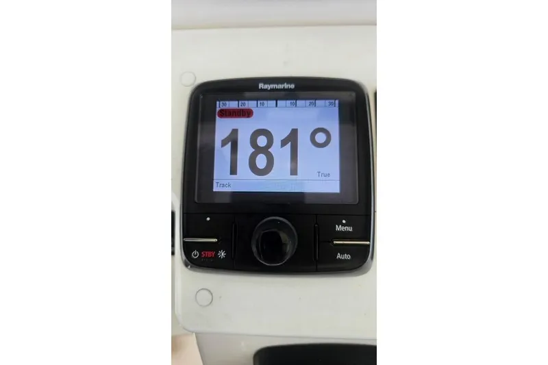 Slide: The Image of Raymarine display showing 181 degrees on Everglades 295 Pilot, 2014 model. - 61