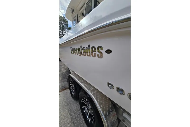 Slide: The Image of 2014 Everglades 295 Pilot boat side view with logo and trailer. - 70
