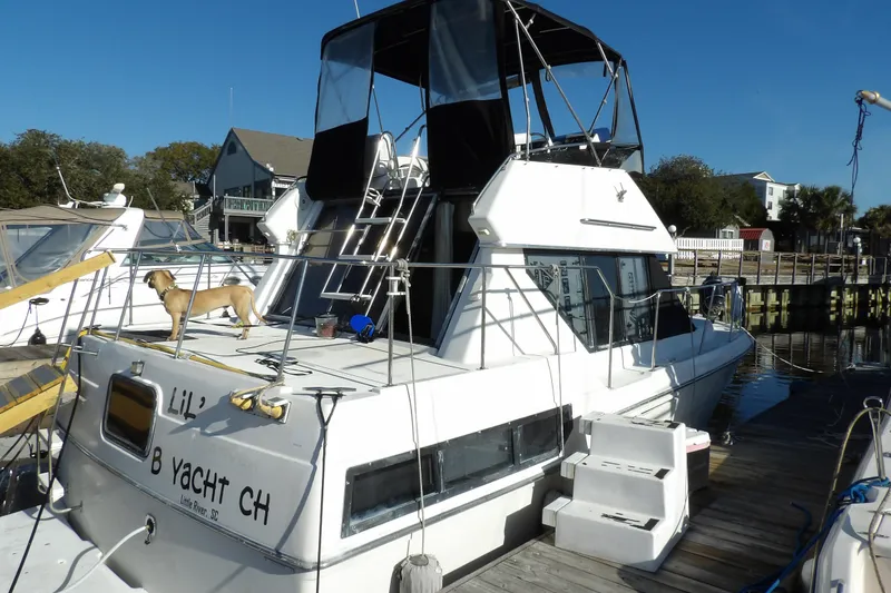 Slide: The Image of 1992 Carver 28 Aft Cabin Motor Yacht docked, featuring a dog on deck. - 4