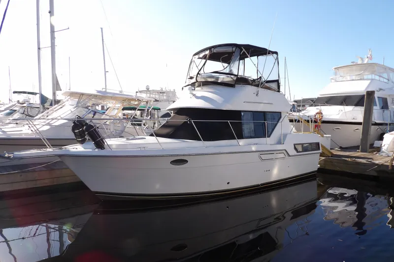 The Image of 1992 Carver 28 Aft Cabin Motor Yacht docked at marina, side view. - 0