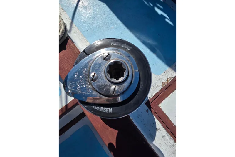 Slide: The Image of Winch mechanism on Glen-L 44 boat, 2006 model, with visible brand markings. - 102