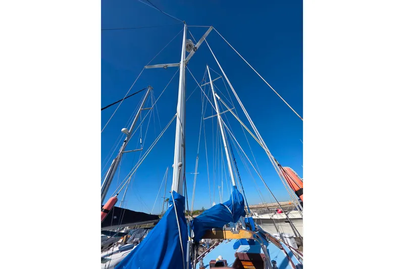 Slide: The Image of Sailboat mast of 2006 Glen-L 44 against clear blue sky in marina. - 105