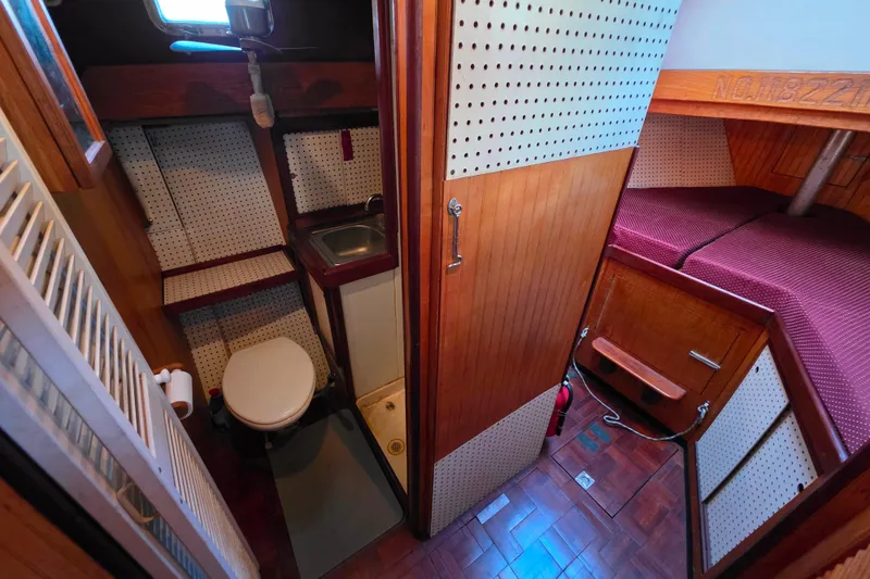 Slide: The Image of Interior of 2006 Glen-L 44 boat featuring bathroom and cozy sleeping area. - 60