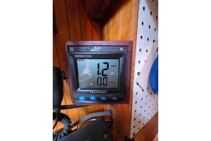 Slide: The Image of Navman depth gauge on Glen-L 44, 2006 model, displaying 1.2 feet depth. - 90