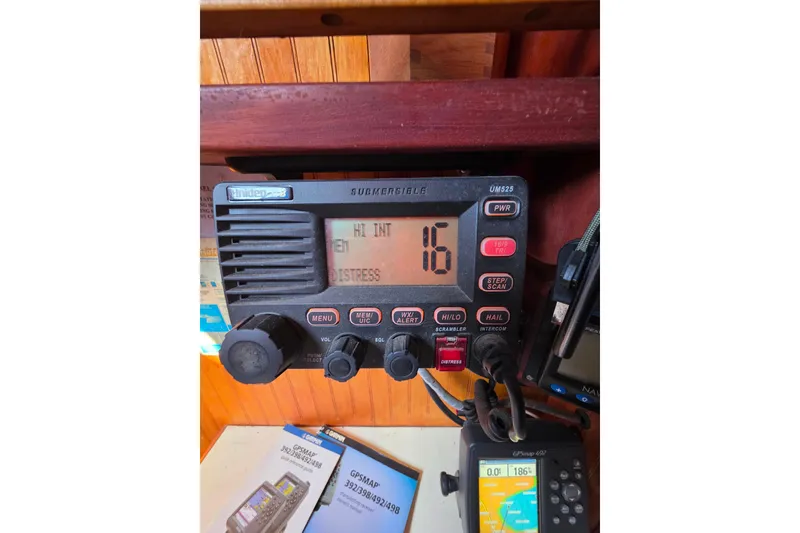 Slide: The Image of Marine radio equipment on Glen-L 44, 2006 model, displaying channel 16 for distress signals. - 91