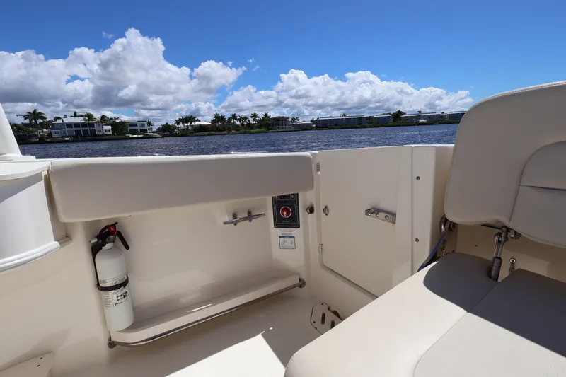 Slide: The Image of Boston Whaler 230 VANTAGE 2017 - 17