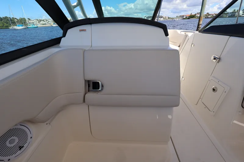 Slide: The Image of Boston Whaler 230 VANTAGE 2017 - 20