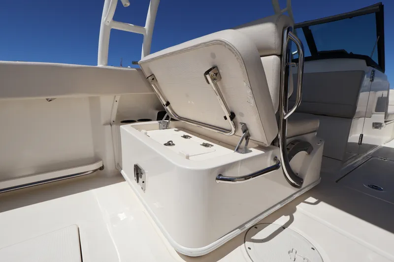 Slide: The Image of Boston Whaler 230 VANTAGE 2017 - 23