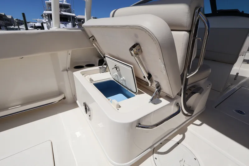 Slide: The Image of Boston Whaler 230 VANTAGE 2017 - 24