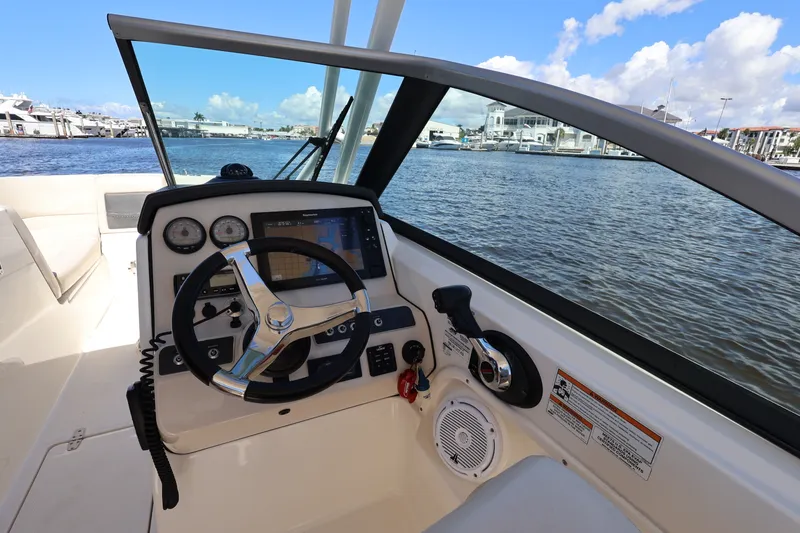 Slide: The Image of Boston Whaler 230 VANTAGE 2017 - 25