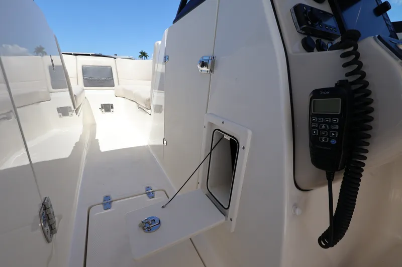 Slide: The Image of Boston Whaler 230 VANTAGE 2017 - 30