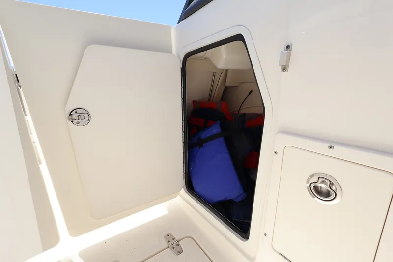 Slide: The Image of Boston Whaler 230 VANTAGE 2017 - 31