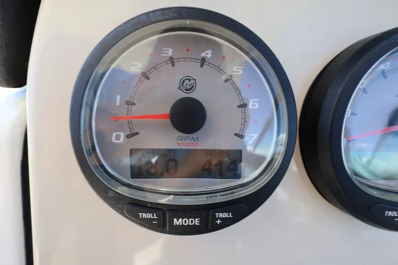 Slide: The Image of Boston Whaler 230 VANTAGE 2017 - 32