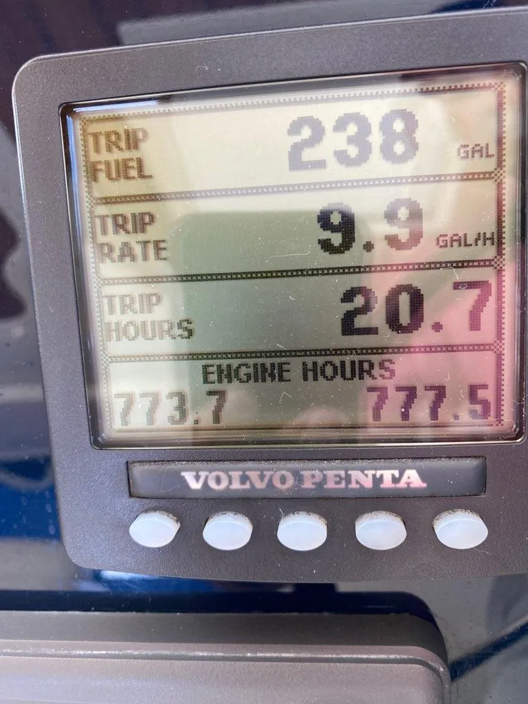 Slide: The Image of Volvo Penta display on Tiara Yachts 4300 Sovran, 2009. - 7