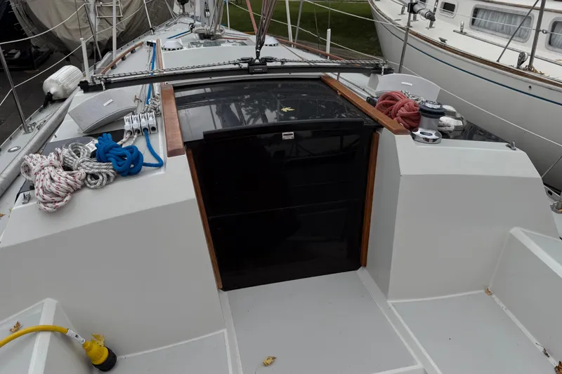 Slide: The Image of 1987 O'Day 322 sailboat cockpit with ropes and winches on deck. - 8