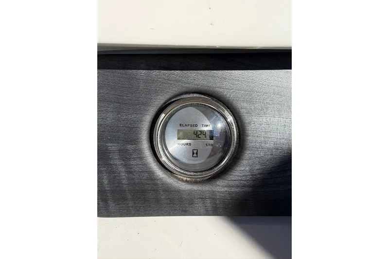Slide: The Image of Hour meter reading 42.4 hours on 2023 Crest Caribbean LX 250 boat. - 31