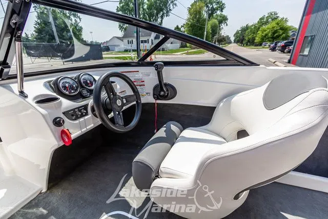 Slide: The Image of Bayliner 170 Bowrider 2019 - 16