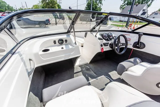 Slide: The Image of Bayliner 170 Bowrider 2019 - 19