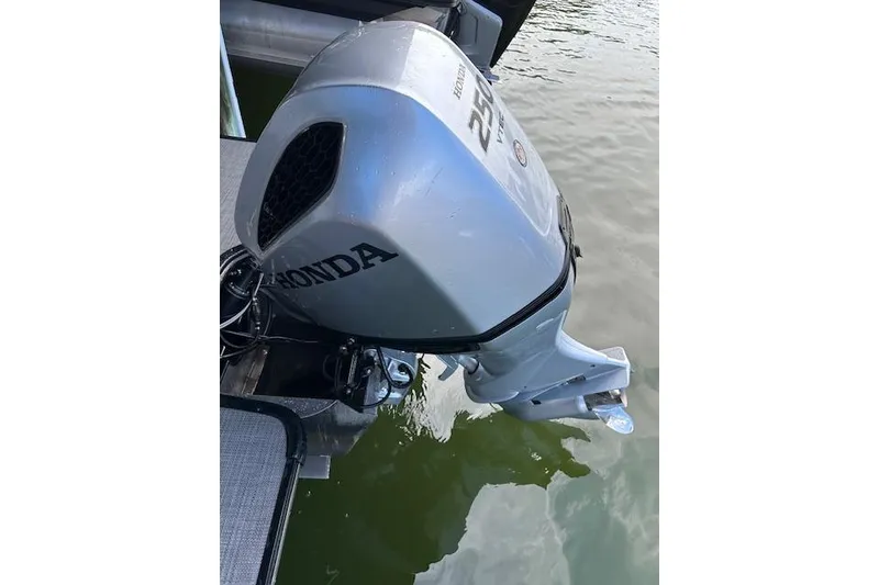 Slide: The Image of Outboard motor on 2020 Starcraft SLS 3 boat, Honda 250 horsepower, in water. - 4