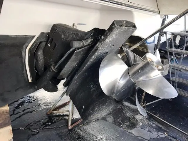 Slide: The Image of Drive and propeller of a 2006 Four Winns 328 Vista boat. - 31