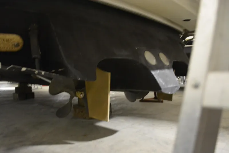 Slide: The Image of 2006 Formula 40 Performance Cruiser propeller and hull detail in a storage facility. - 6